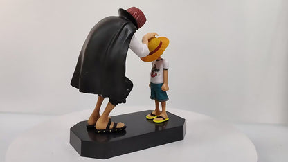 Action Figure One Piece: Shanks presenteando o chapéu para Luffy