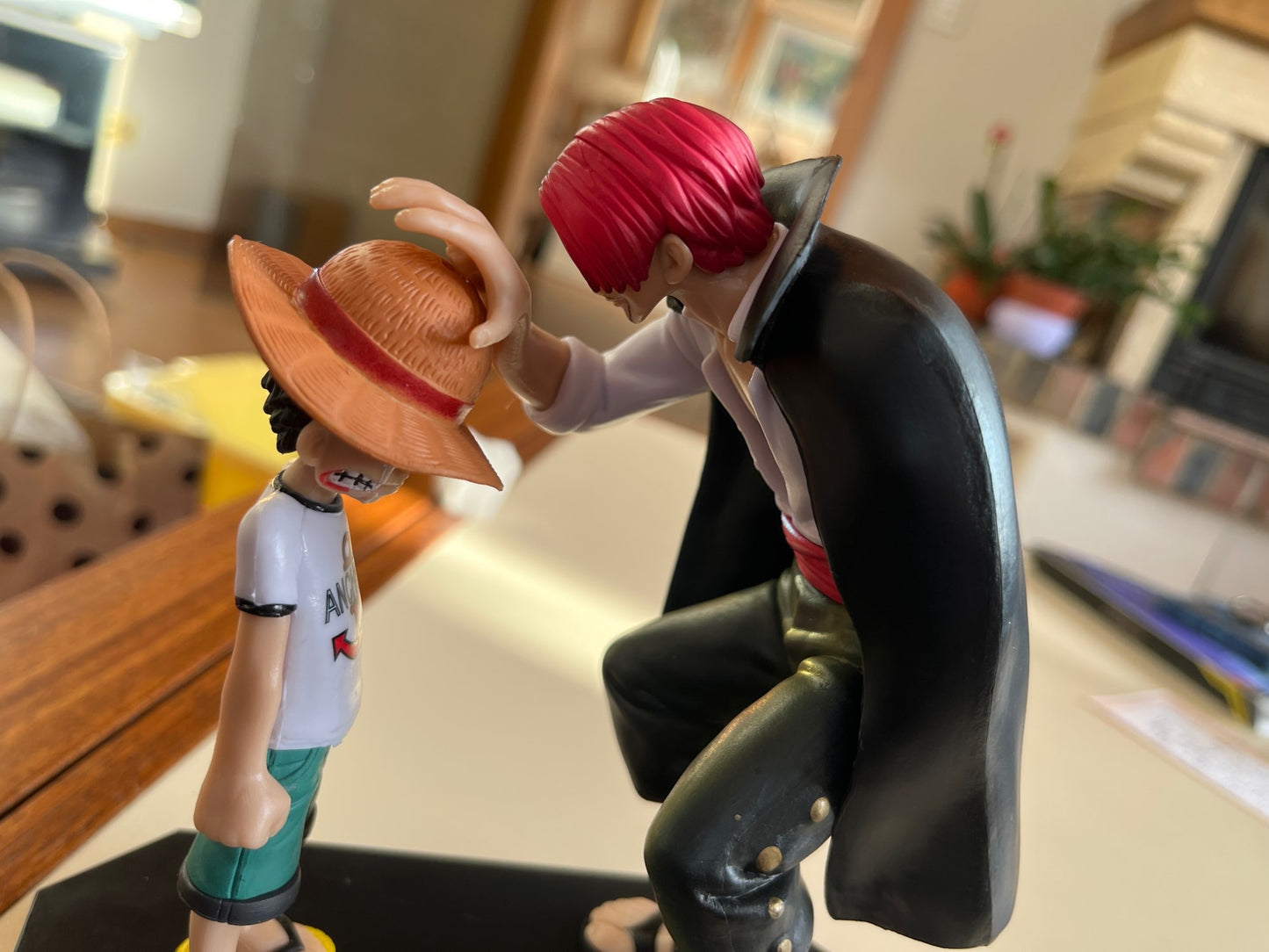 Action Figure One Piece: Shanks presenteando o chapéu para Luffy